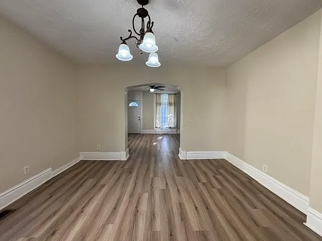 3 bed, 1.0 bath, 2884 sqft, $1,600 — Photo 4