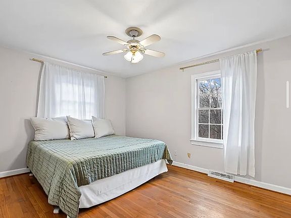 5th image of 127 Temple Cir
