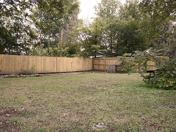 Huge Back Yard w/ Privacy Fence