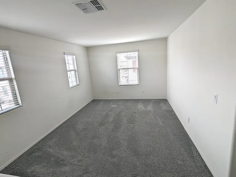 47 E Constitution Dr — Photo 44