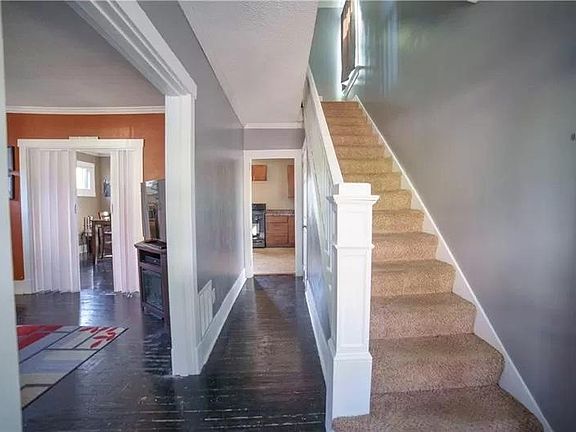 Bright and spacious entry