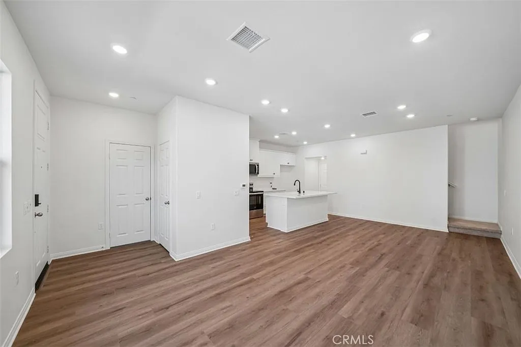 3 bed, 2.5 bath, 1555 sqft, $3,400 — Photo 3