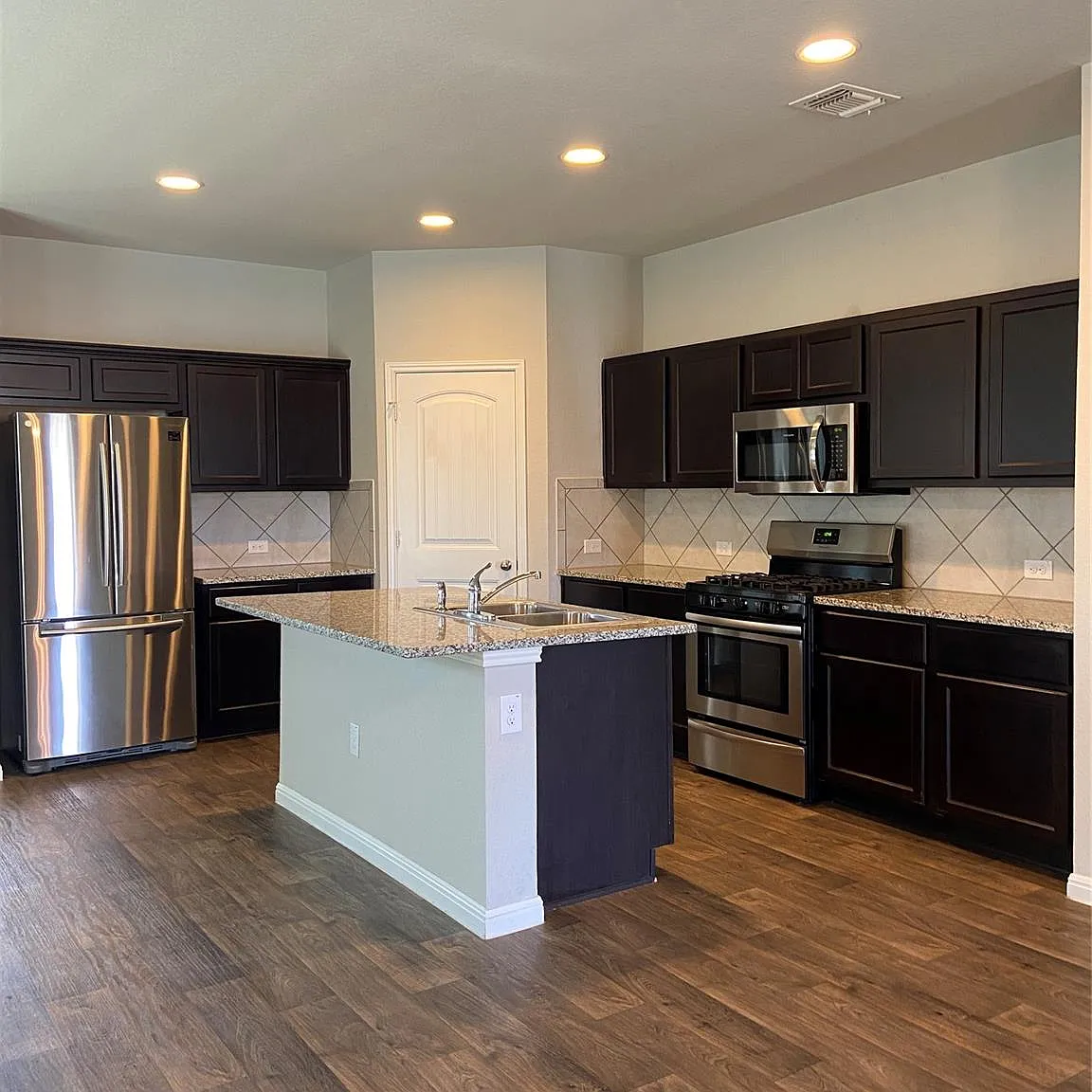 4 bed, 3.0 bath, 2320 sqft, $2,450 — Photo 2