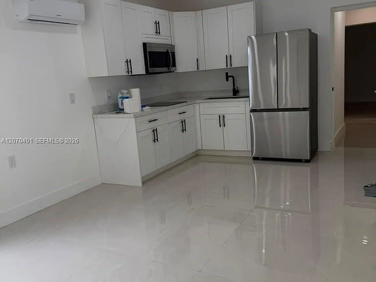 861 E 33rd St #1 — Photo 2
