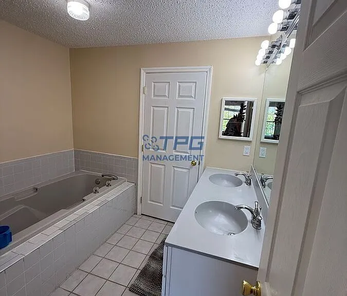 19 Newburgh Dr — Photo 9