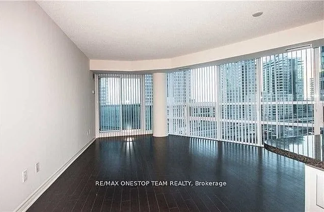 19 Grand Trunk Cres #811 — Photo 4