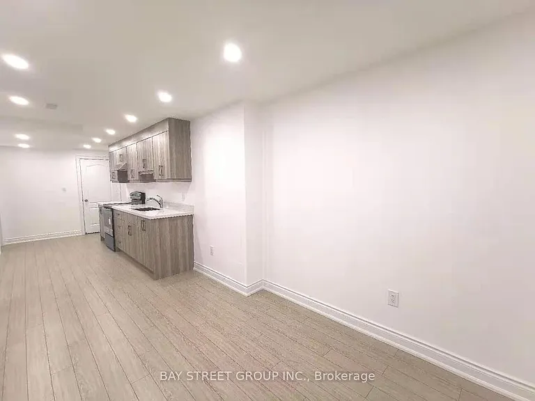 267 Bathurst Glen Dr #BASEMENT — Photo 9