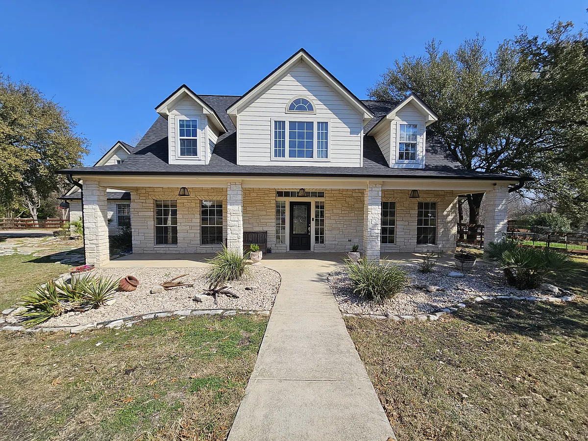 Building Photo - 1060 Great Oaks