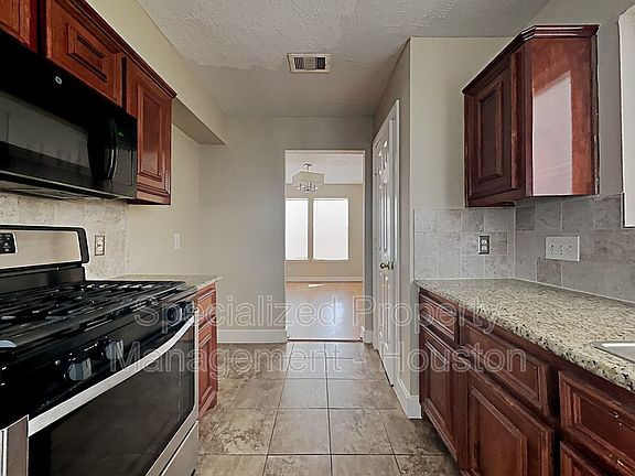 5th image of 15802 W Park Ct