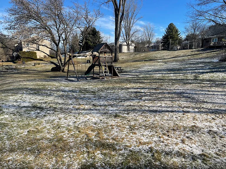 B5 Stonehedge Dr — Photo 3