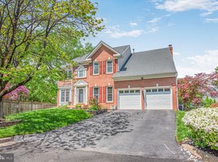 8102 Creekview Dr, Springfield, VA 22153