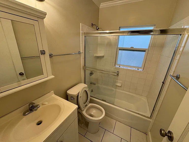 1005 Burlingame — Photo 5