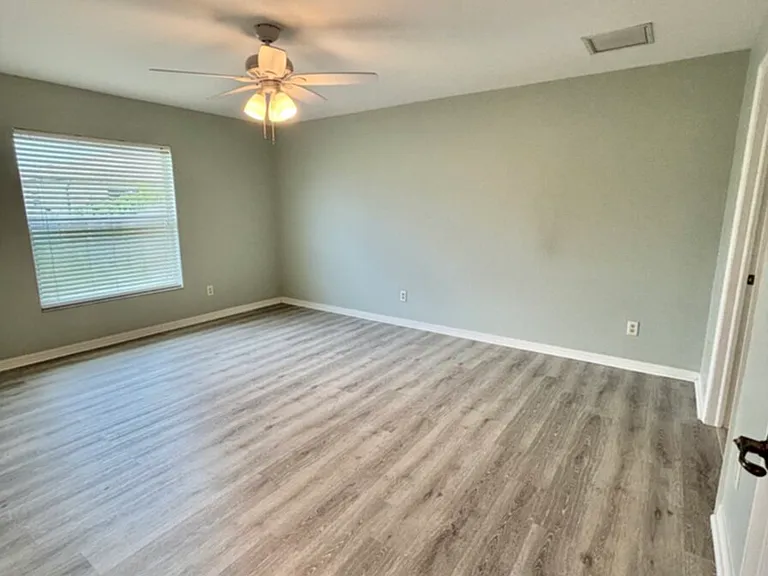 1405 Trafalgar Pkwy — Photo 26
