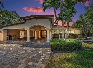 52 N Pine Cir, Belleair, FL 33756