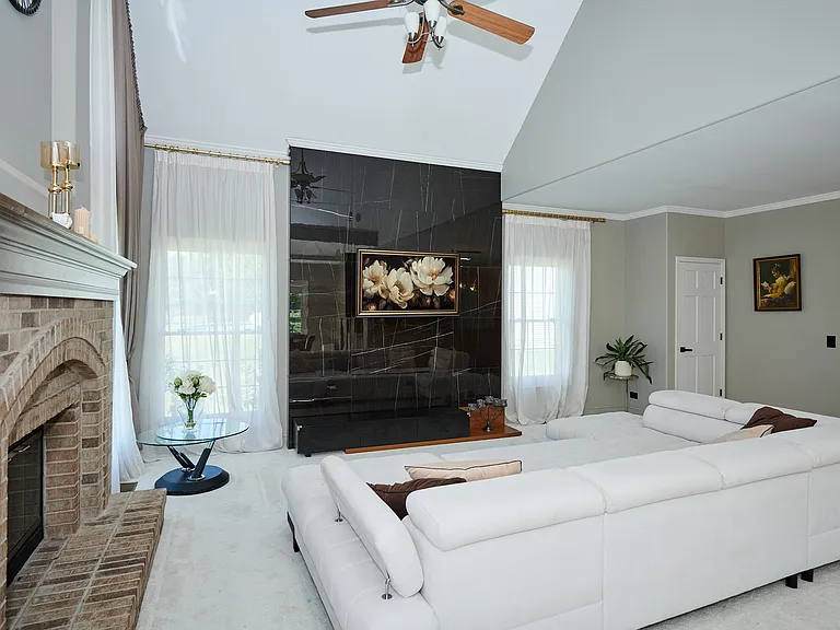 26300 W Chatham Dr — Photo 4