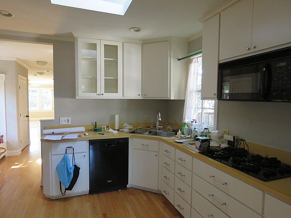 Kitchen, partial view.