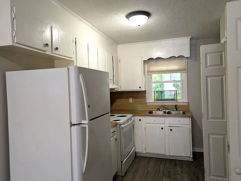 211 8th Avenue Dr SE — Photo 3