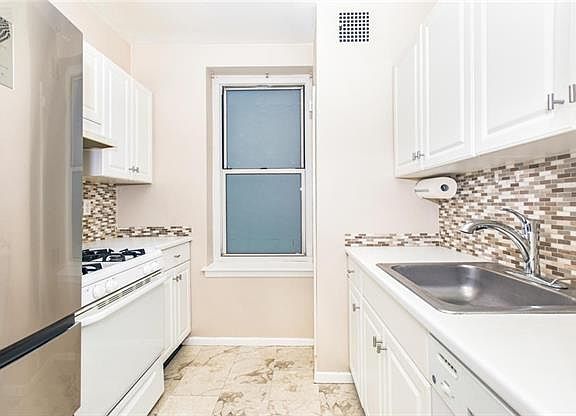 4th image of 91 Van Cortlandt Ave W APT 5F