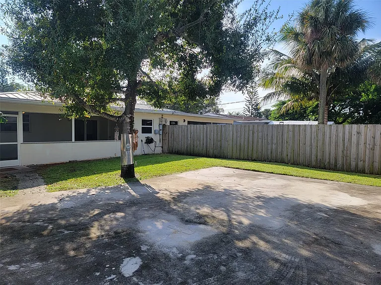 1601 SW 1st Ter #1 — Photo 31