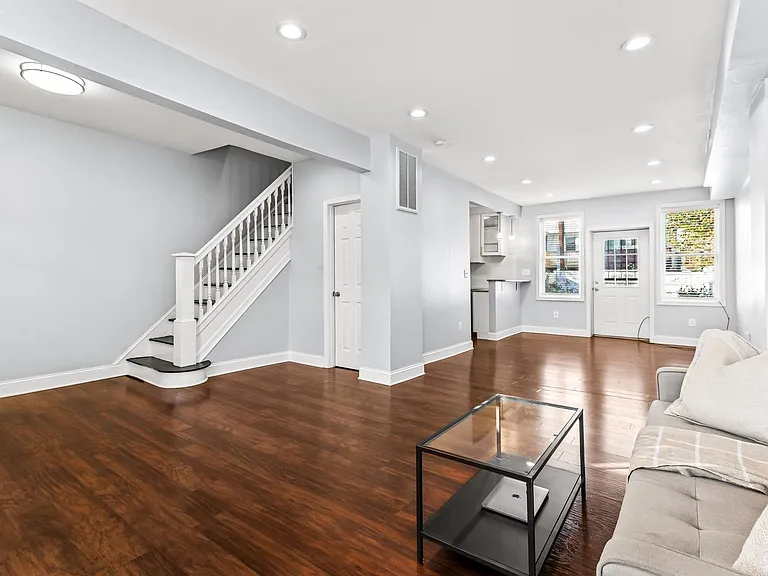 622 Melville Ave — Photo 3