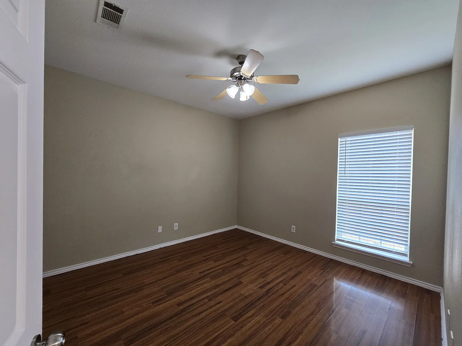 3 bed, 1276 sqft, $1,950 — Photo 3