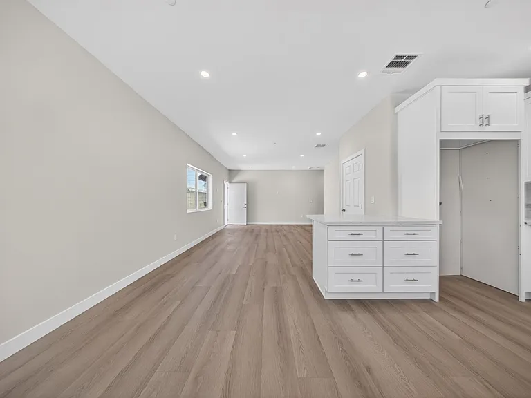 11840 Arminta St — Photo 39