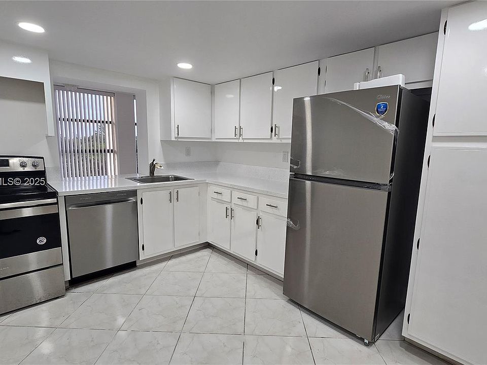 1st image of 600 Parkview Dr APT 525