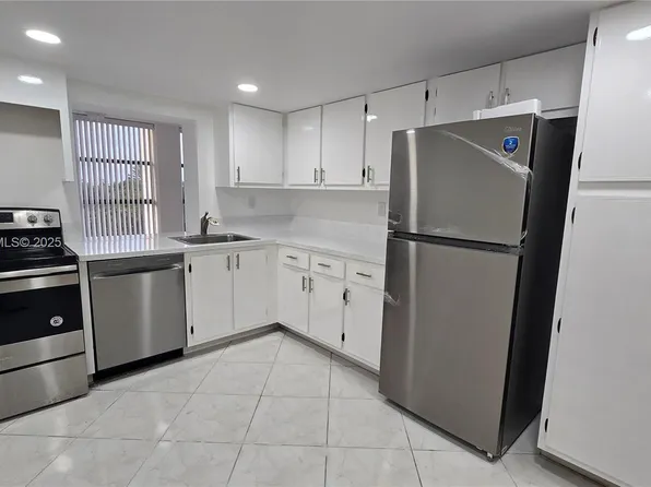 600 Parkview Dr APT 525, Hallandale, FL 33009