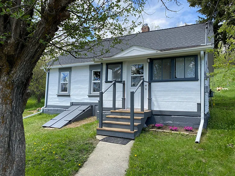 410 S McGillen Ave — Photo 1