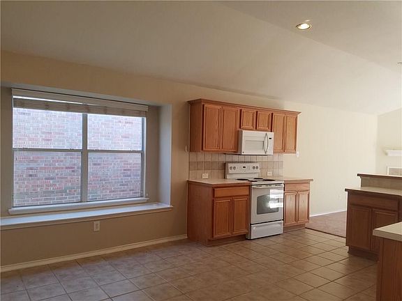 4th image of 2940 Milby Oaks Dr