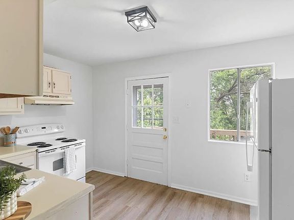 Entry to Kitchen