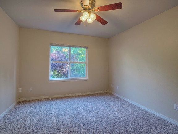 5th image of 25527 SE Mirrormont Blvd