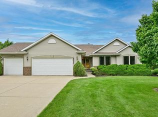 2033 Deer Run Dr, Delavan, WI 53115