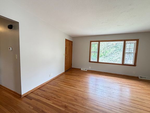 3rd image of 423 W 74th St #423