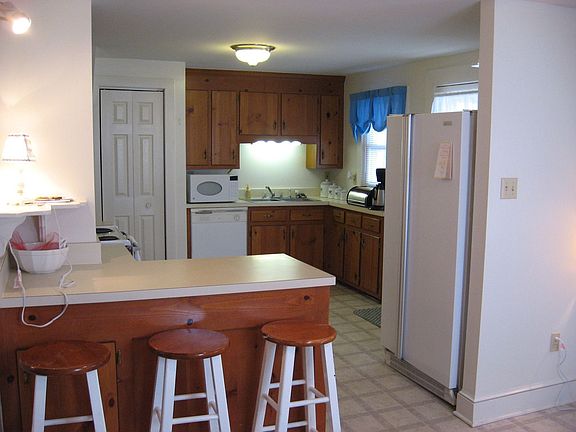 spacious country kitchen with lots of cabinet space