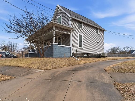 3rd image of 412 W Maple St