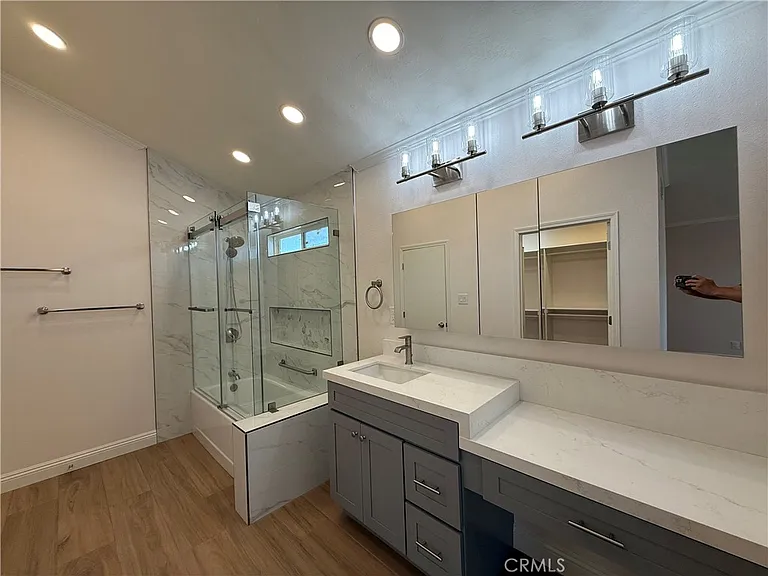 5621 Kenwood Ave — Photo 8