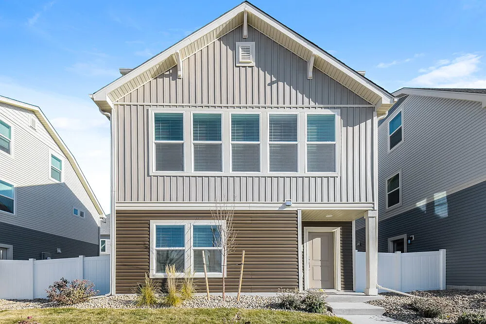 4 bed, 3.0 bath, 1595 sqft, $2,970 — Photo 1