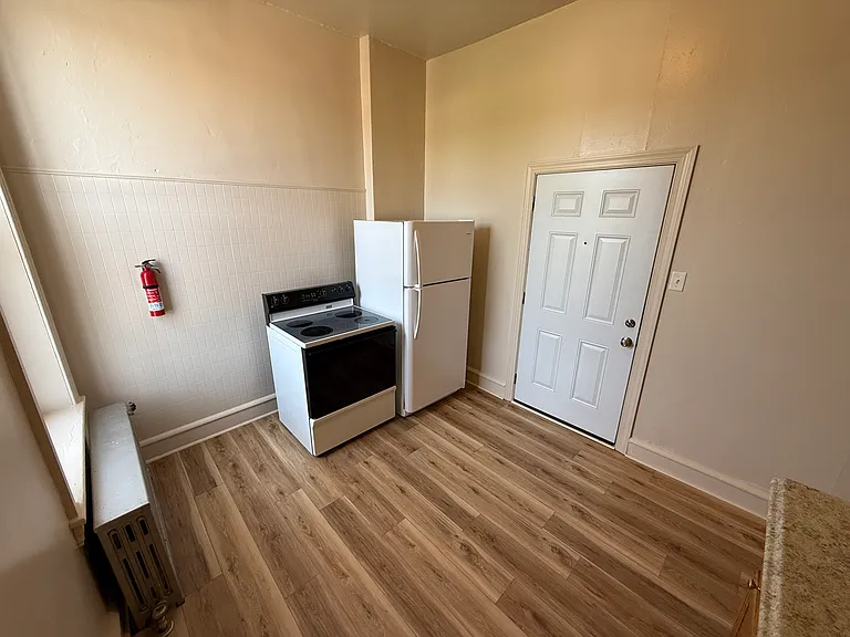 413 State St #10 — Photo 3