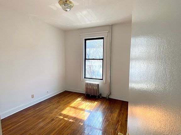 3rd image of 2810 36th St #20