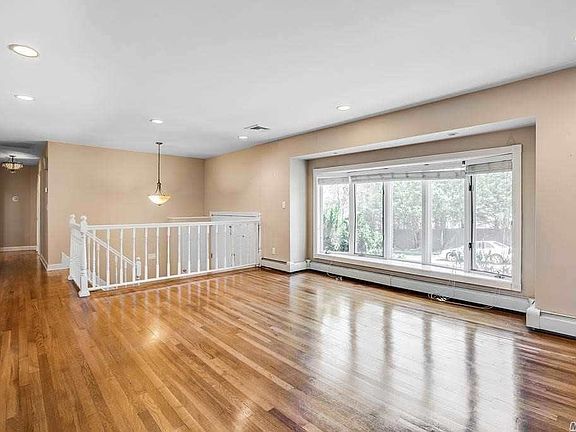 3rd image of 22 Briarwood Ln