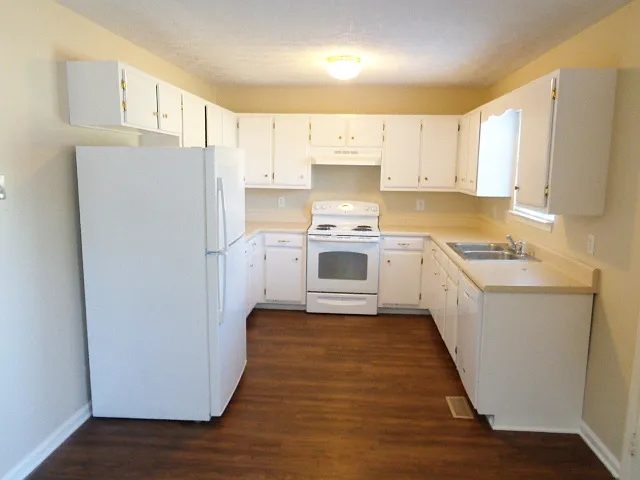 3 bed, 2.5 bath, 1793 sqft, $2,140 — Photo 2