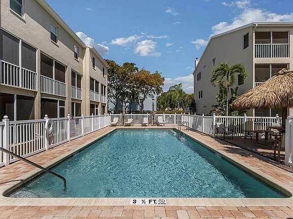 4th image of 1109 Pinellas Bayway S APT 102