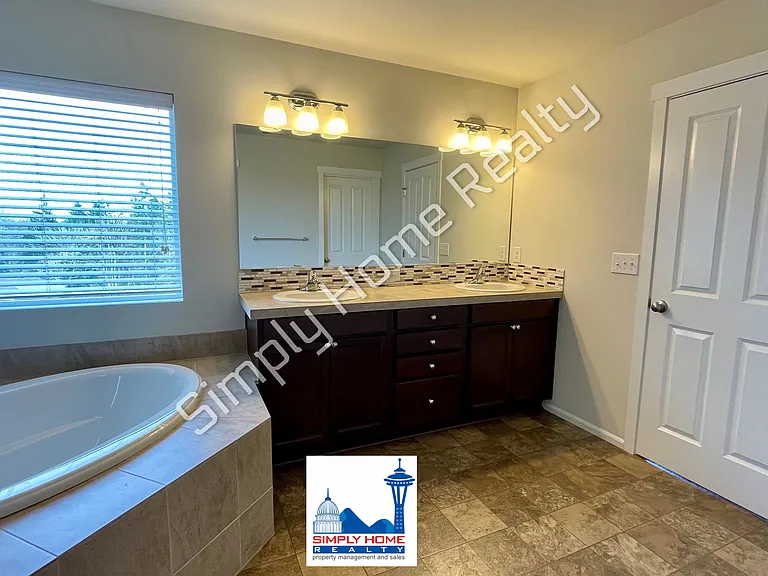 2420 Burlwood St NE — Photo 16