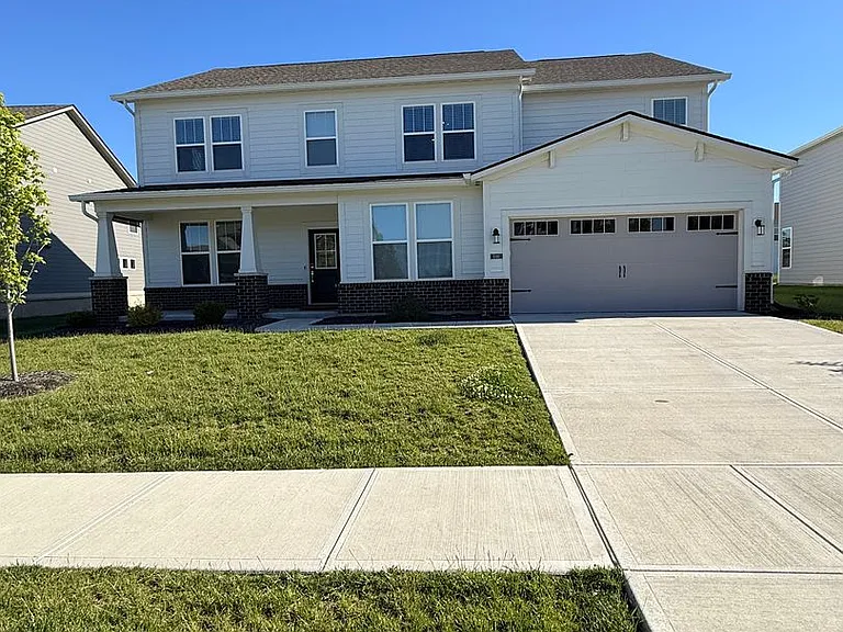 1046 Elmwood Ln — Photo 1