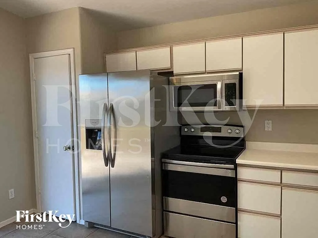 3 bed, 2.0 bath, 1057 sqft, $2,075 — Photo 4