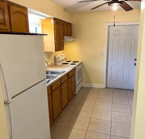 1732 Gladys St — Photo 9