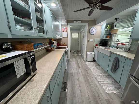 4th image of 3036 SE Lakeshore Dr