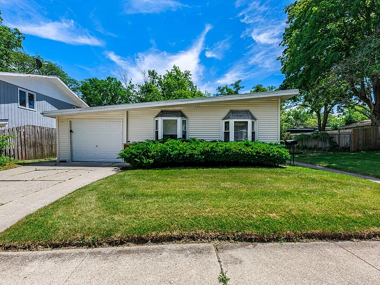 277 Somonauk St — Photo 1