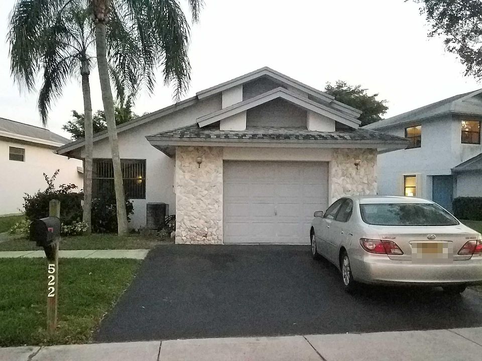 1st image of 522 Lakeside Cir